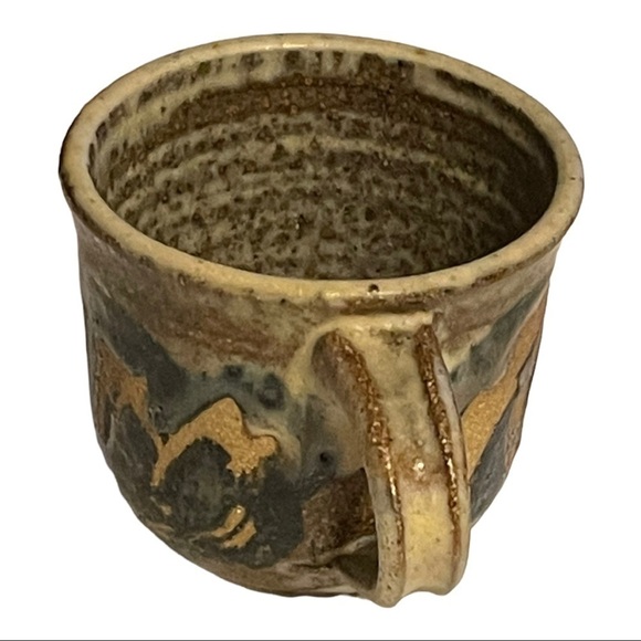 POTTERY mug hand thrown brutalist look combination of glazes artist signed. - Picture 4 of 8